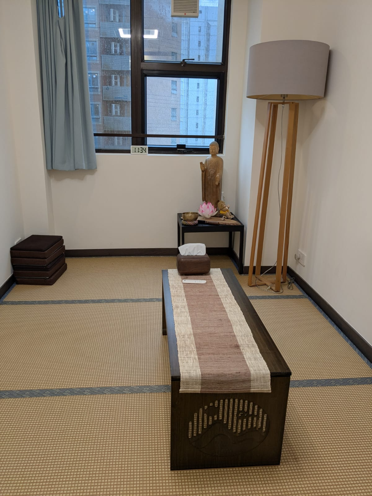 A room with a table and a lampAI-generated content may be incorrect.