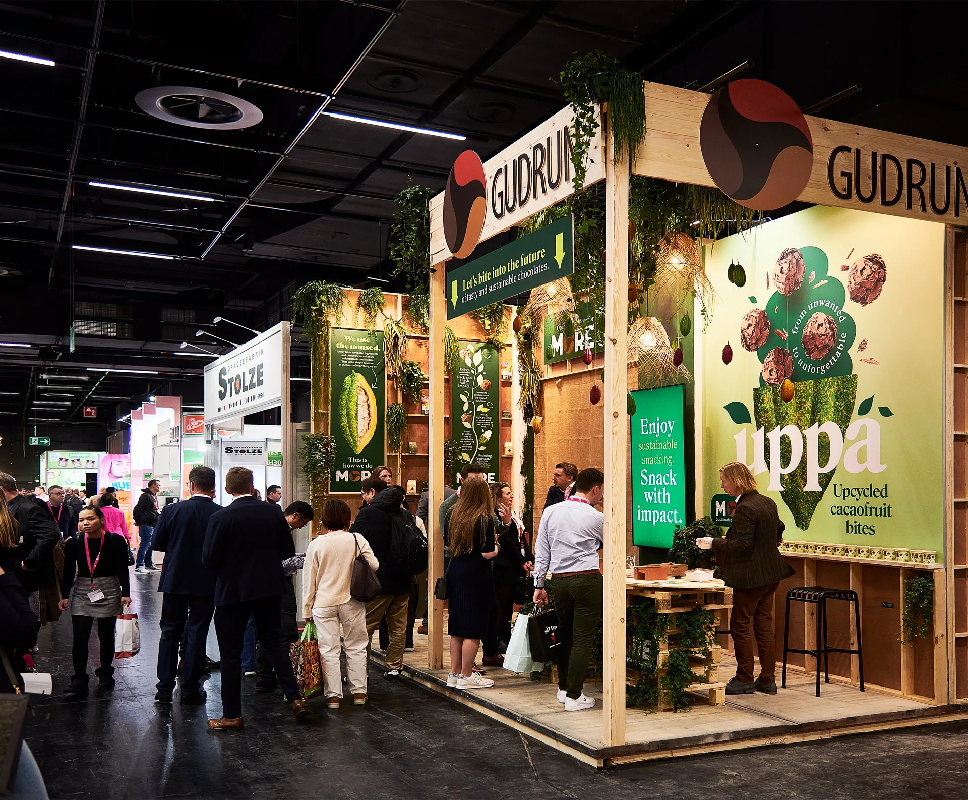 food stand from Gudrun selling Uppa cacaofruit bites