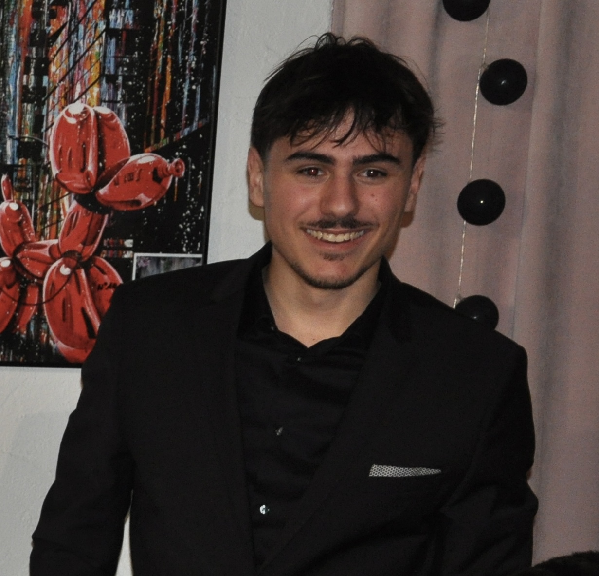 homme en costume noir