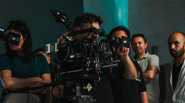 Un cameraman filme une scène sur un tournage extérieur