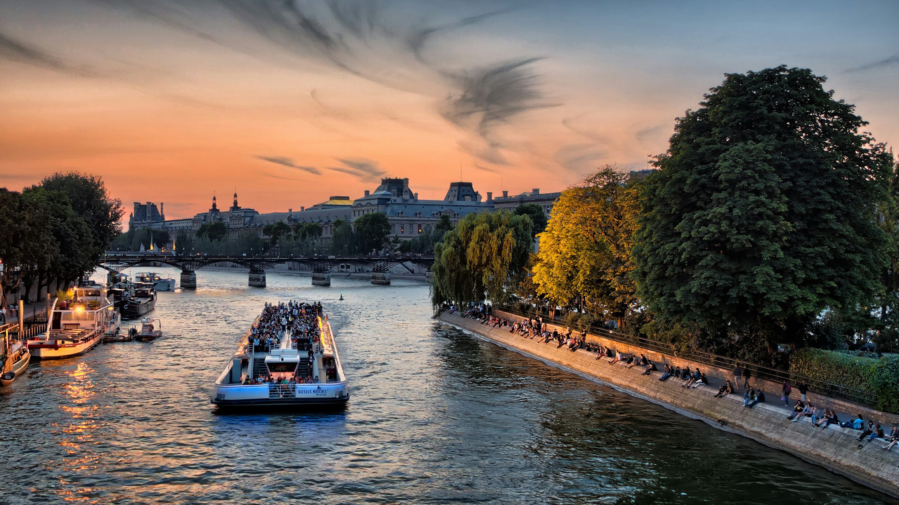 Bateau sur plan d’eau près des structures