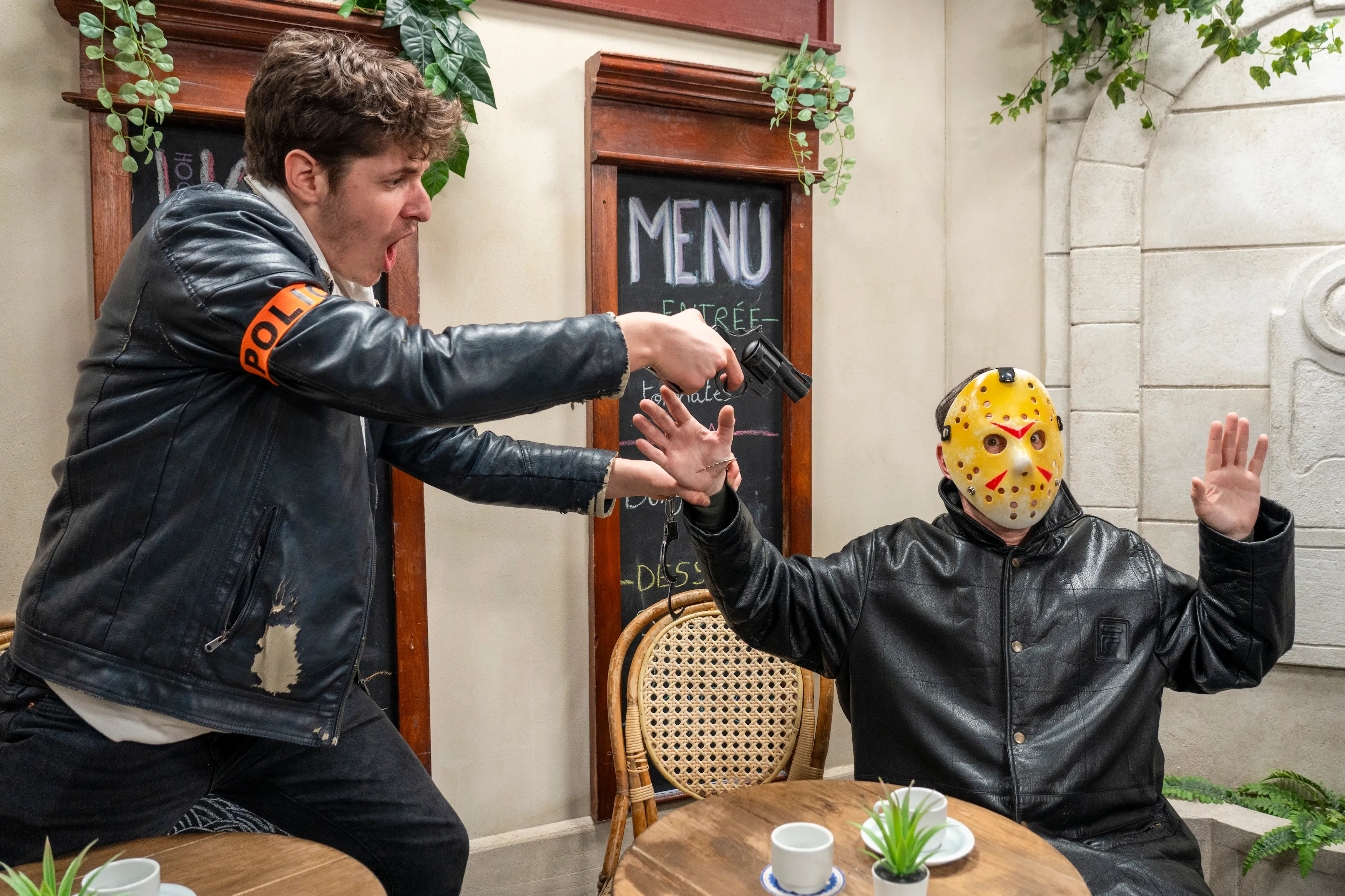 Photo d'un plateau de tournage avec techniciens et comédiens