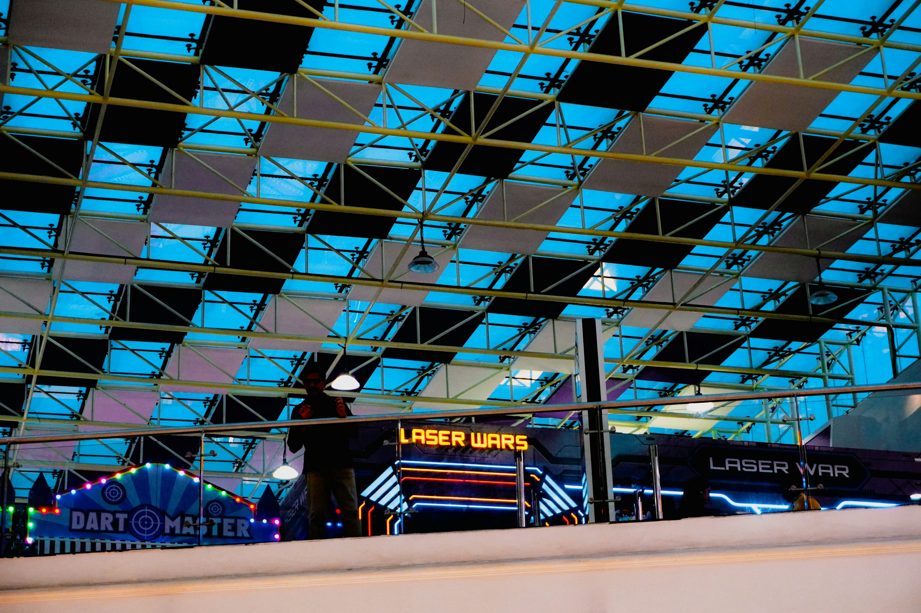 Salle d’arcade intérieure avec laser tag et jeux