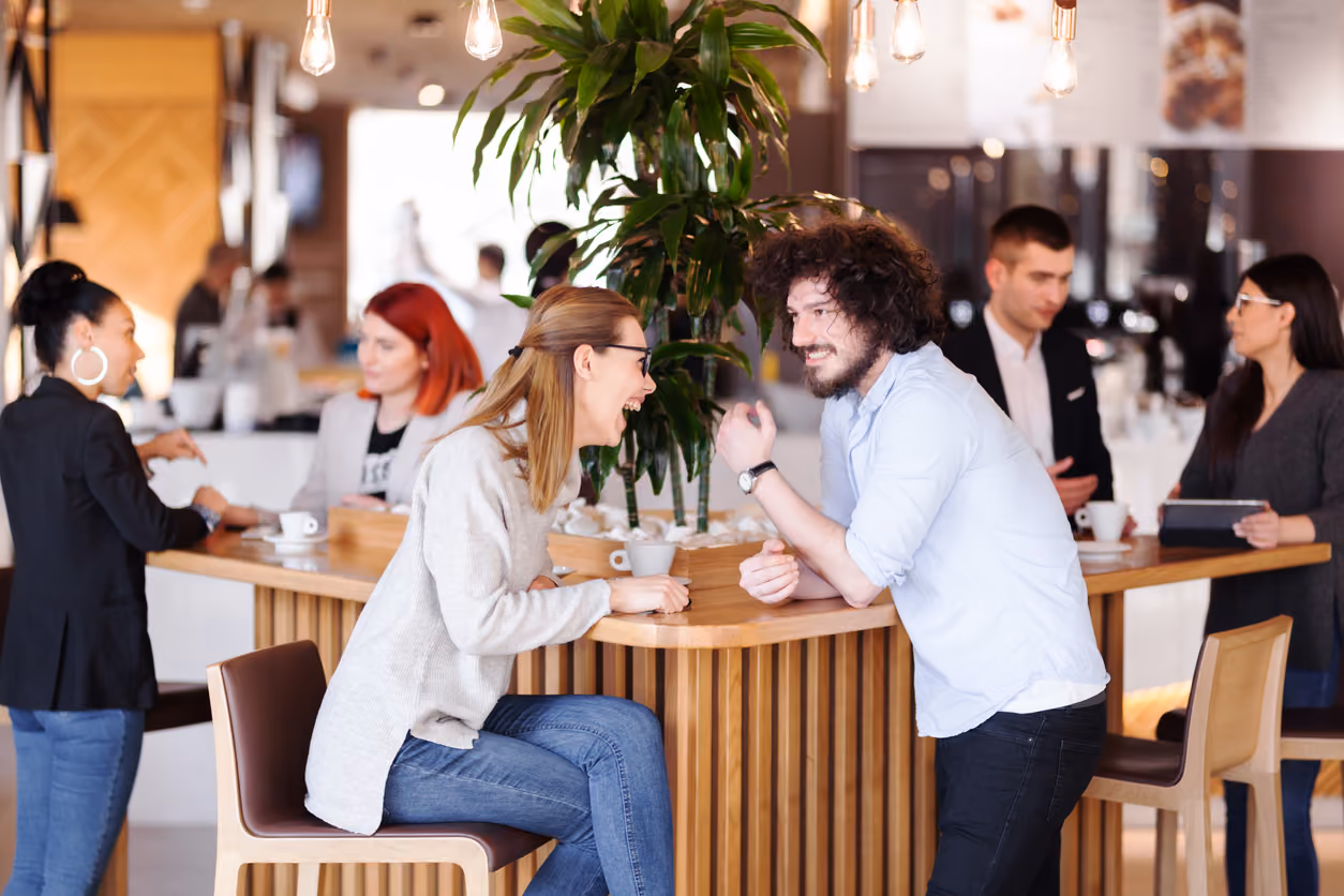 Espace convivial d'un restaurant collectif