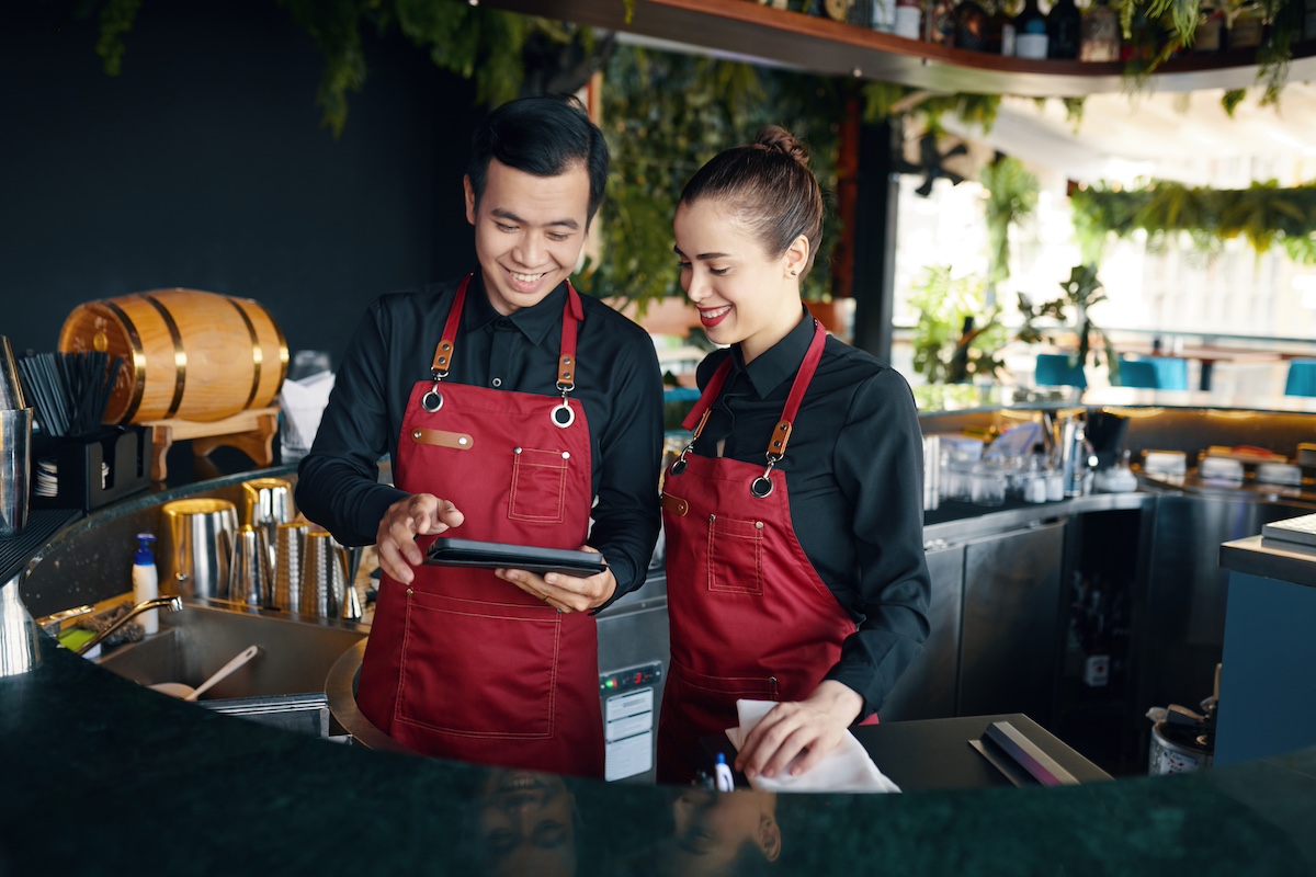 Restaurateurs qui vérifient leurs données