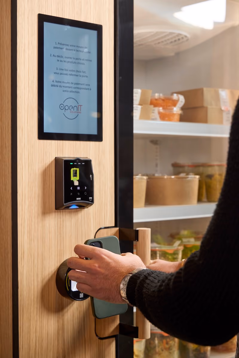 Personne qui utilise un frigo OpenIT Solustions