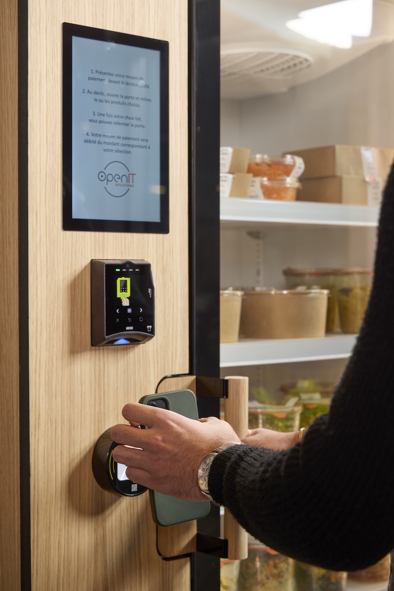 Personne qui utilise un frigo OpenIT Solustions