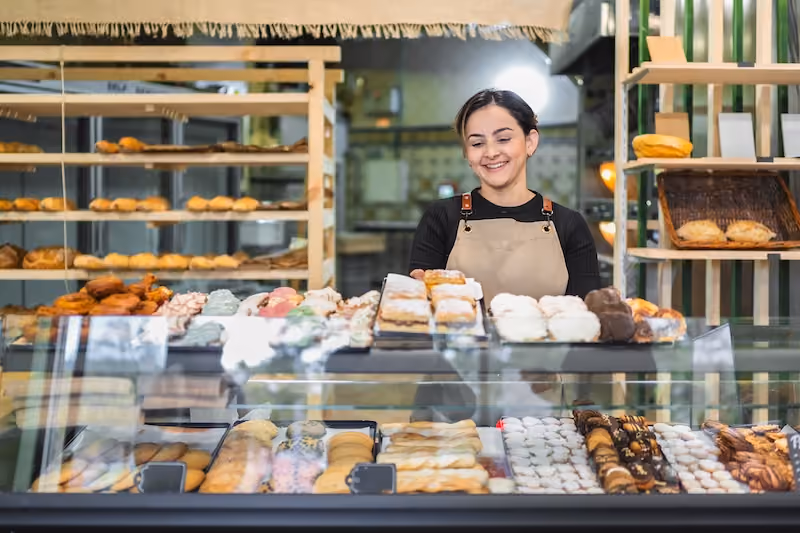 Gérer sa franchise en boulangerie femme vitrine