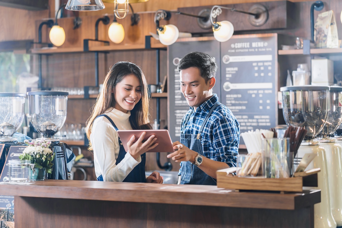 Gérants d'un coffee shop sur leur caisse