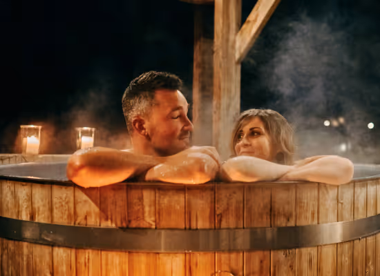 A couple is admiring the view during their romantic weekend at Nutchel