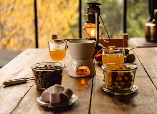 A chocolate fondue, which one can enjoy during their holidays in a cabin in the woods in Alsace
