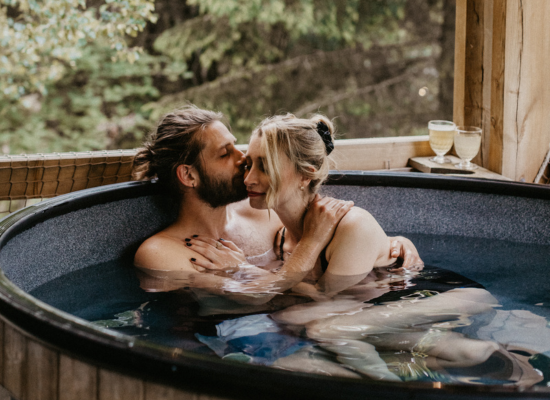 Een koppel bewondert het uitzicht tijdens hun romantische weekend bij Nutchel