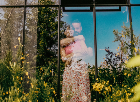 Een stel dat door het raam kijkt tijdens een romantisch verblijf in een cabin het bos