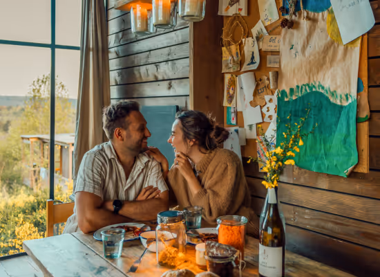 A couple hiking during a couple stay in the Ardennes