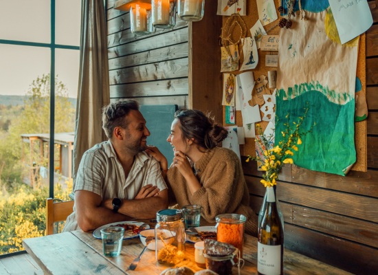 Een koppel wandelt tijdens een romantische weekendje weg in de Ardennen