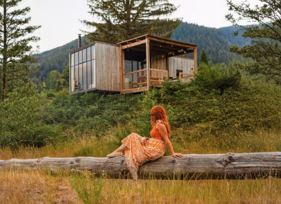 A woman who loves to travel alone is relaxing in front of one of the Nutchel Cosy Cabins