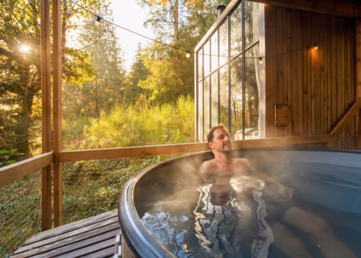 Een Nutchel die graag alleen reist, neemt een duik in de hot tub zijn cabin het bos