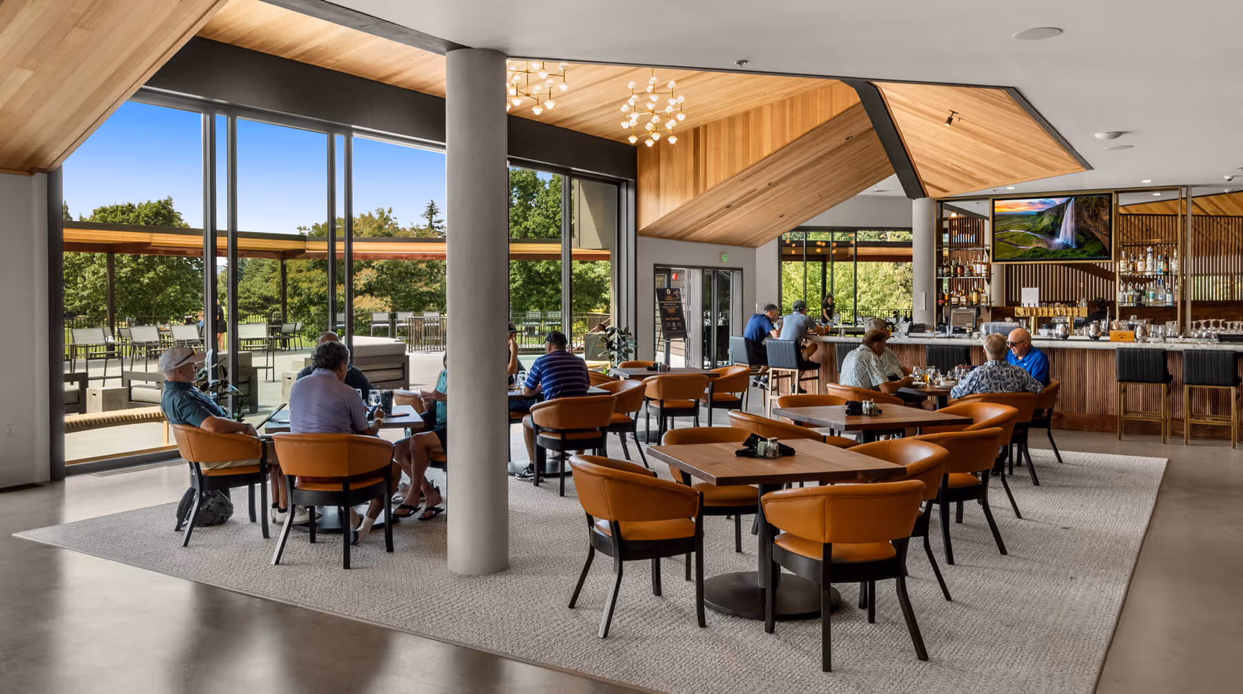 Diners enjoying a meal in the Member Grill at Columbia Edgewater
