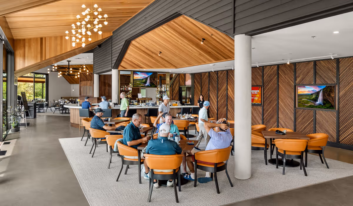 Members relax and dine in the Member Grill at Columbia Edgewater