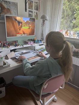 Child learning languages through Minecraft