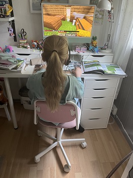 Lapsi oppii kieliä Minecraftin avulla
