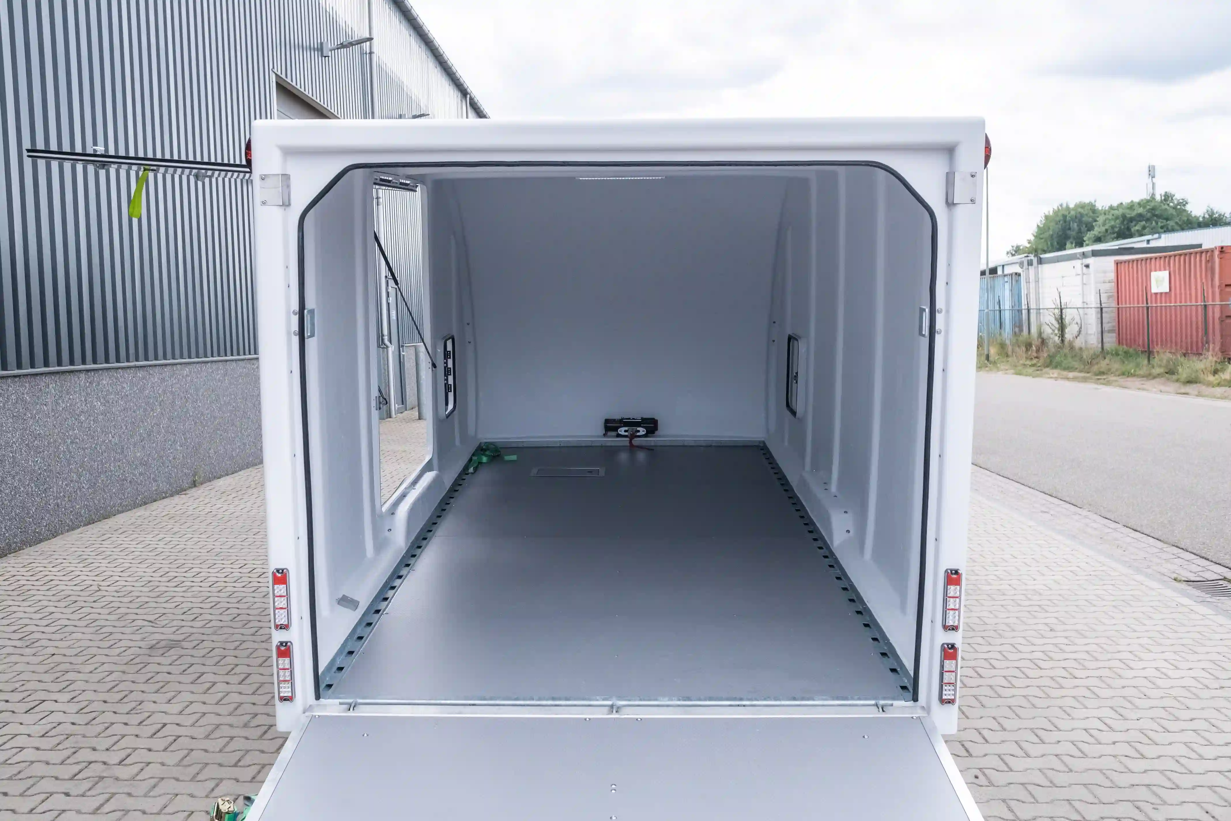 AST-1 trailer gesloten autotransporter