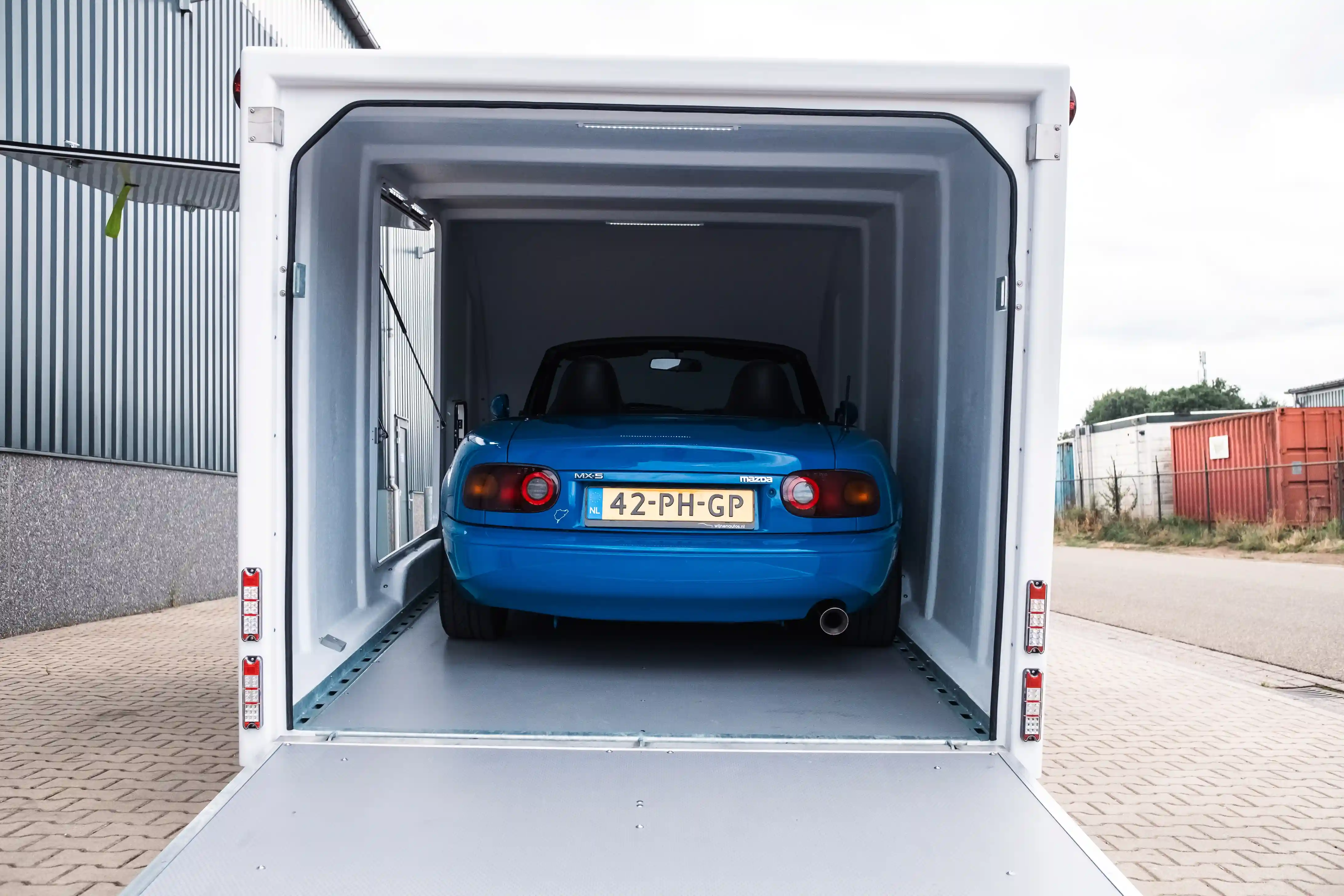 AST-1 trailer gesloten autotransporter