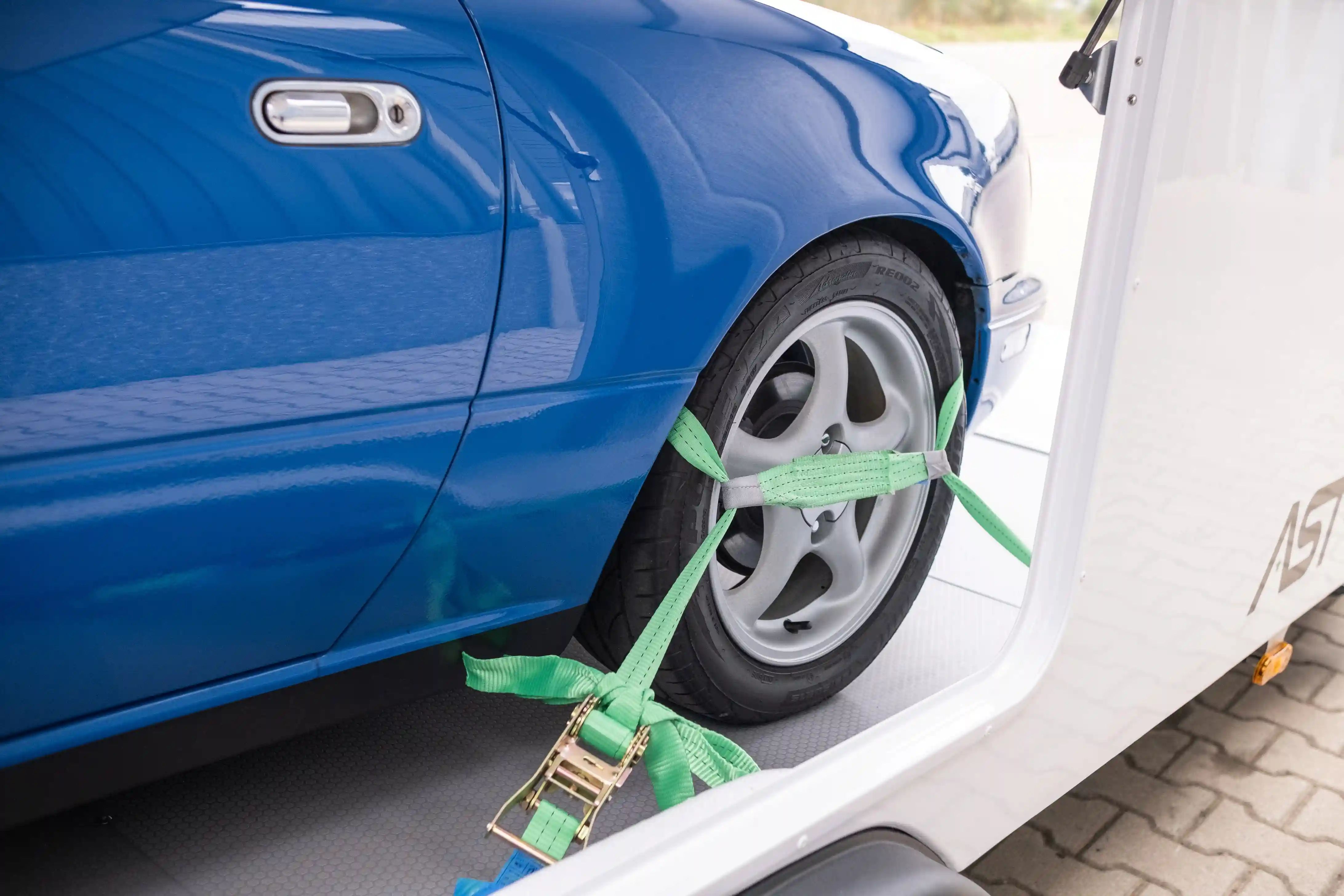 AST-1 trailer gesloten autotransporter