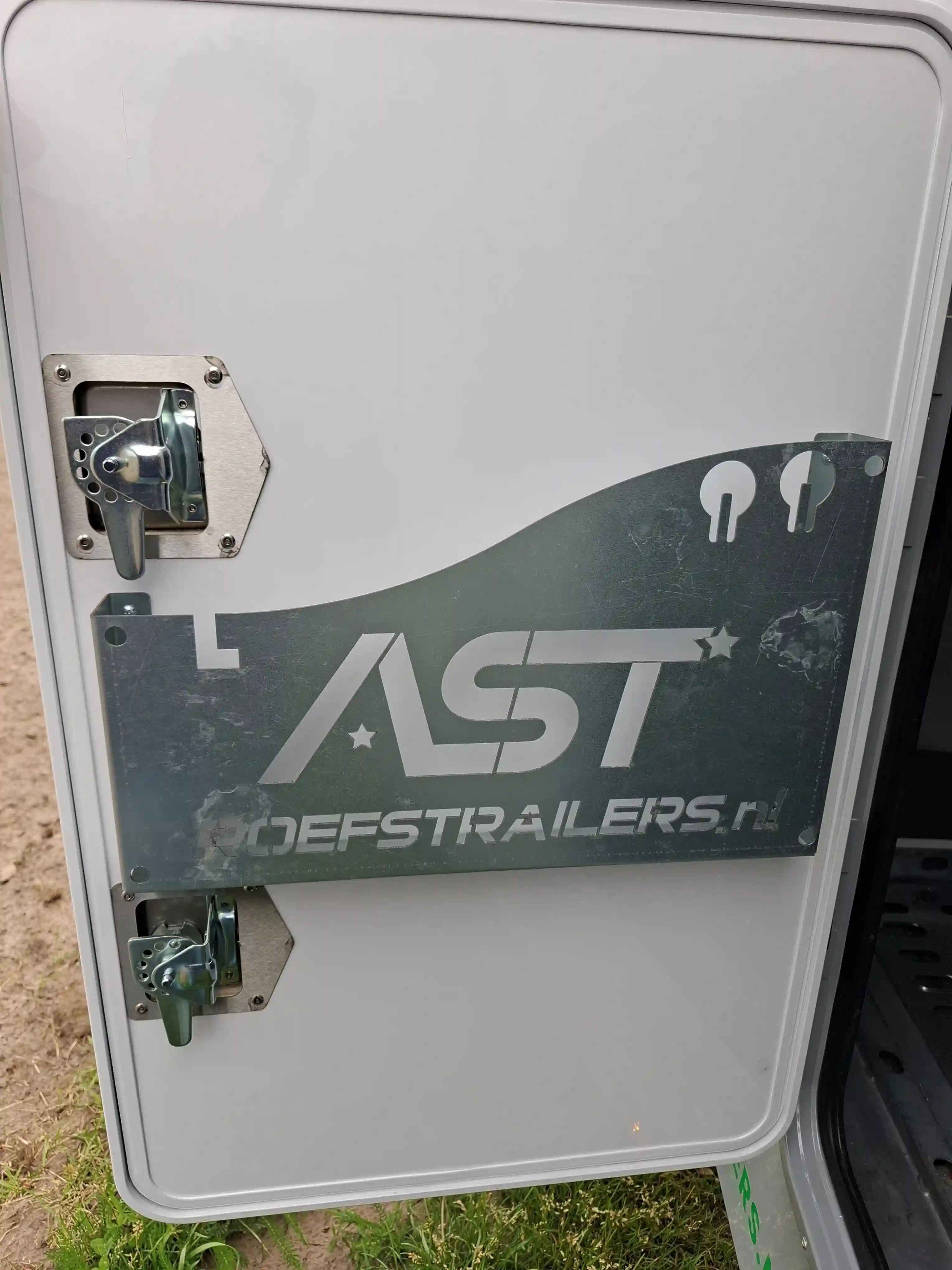 AST-3 gesloten autotransporter Roefs Trailers