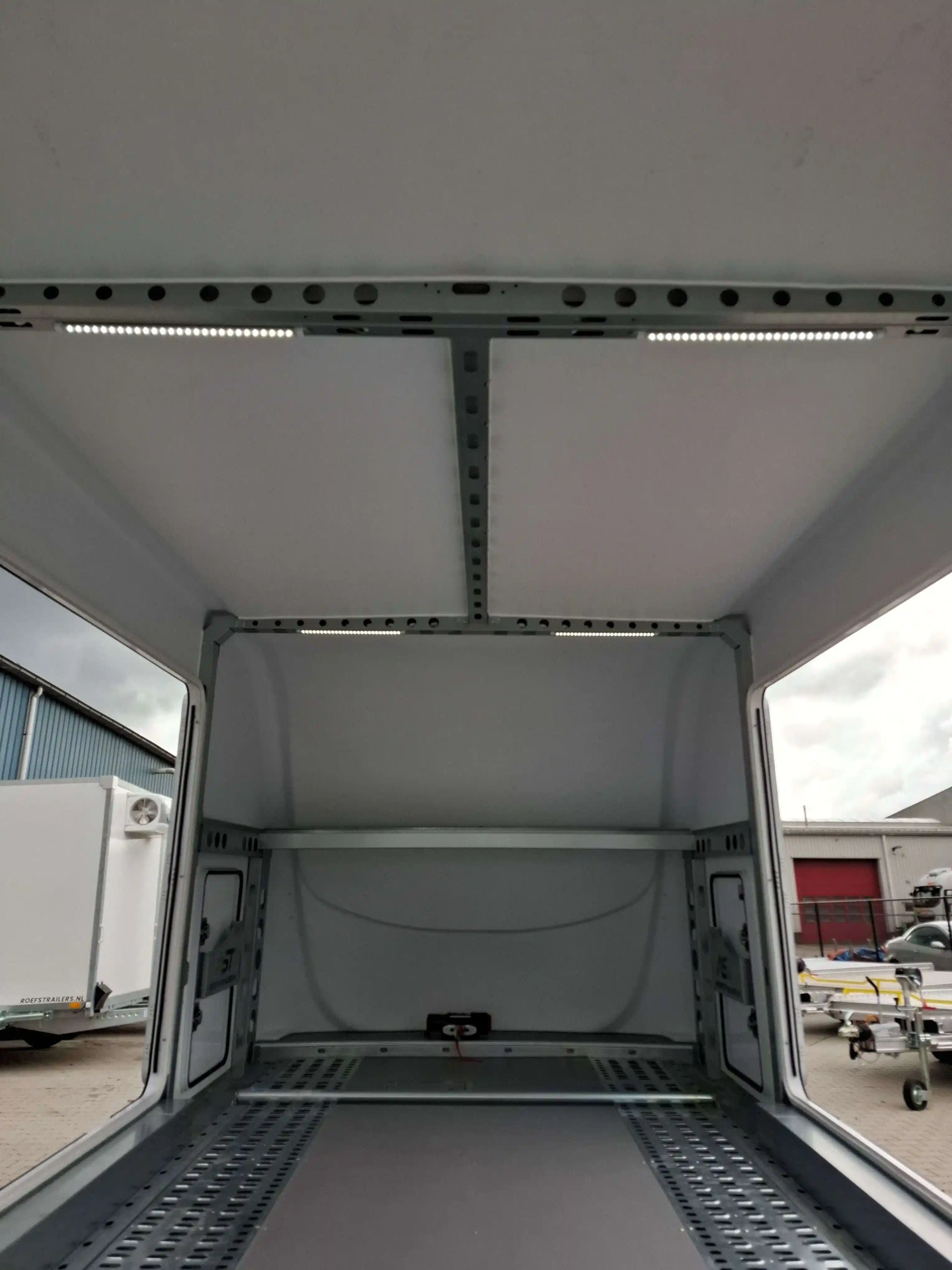 AST-3 gesloten autotransporter Roefs Trailers