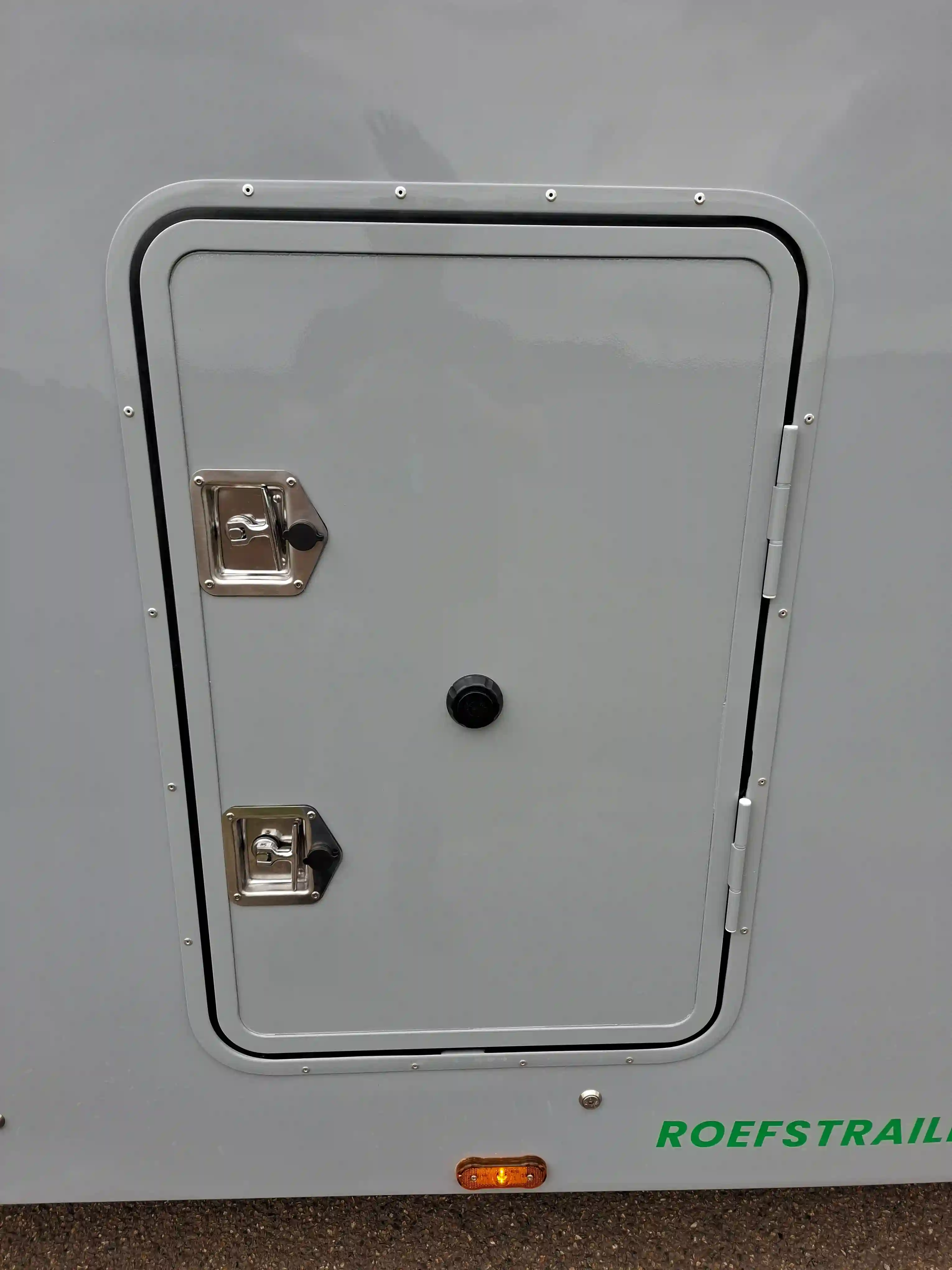 AST-3 gesloten autotransporter Roefs Trailers