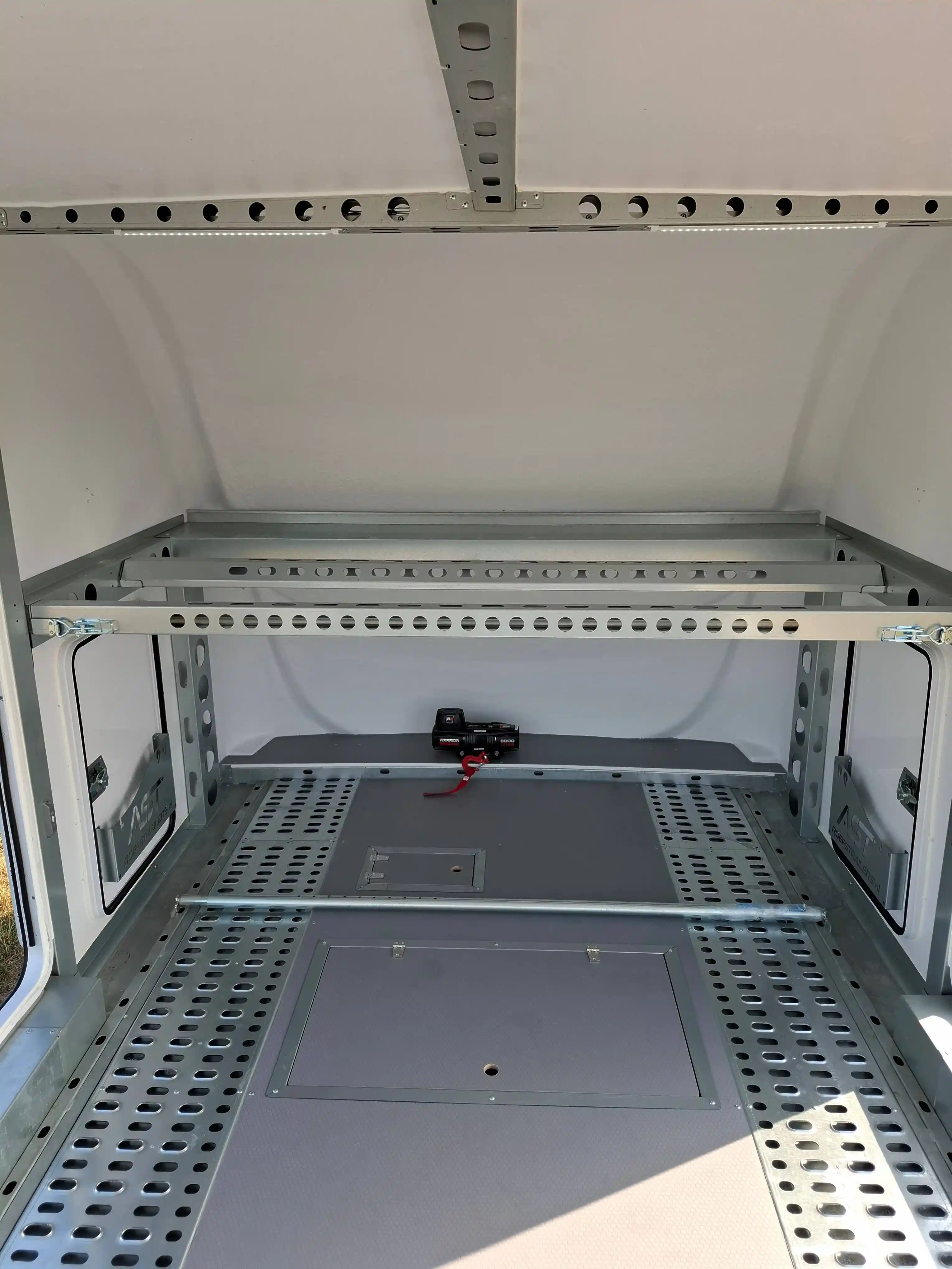 AST-3 gesloten autotransporter Roefs Trailers