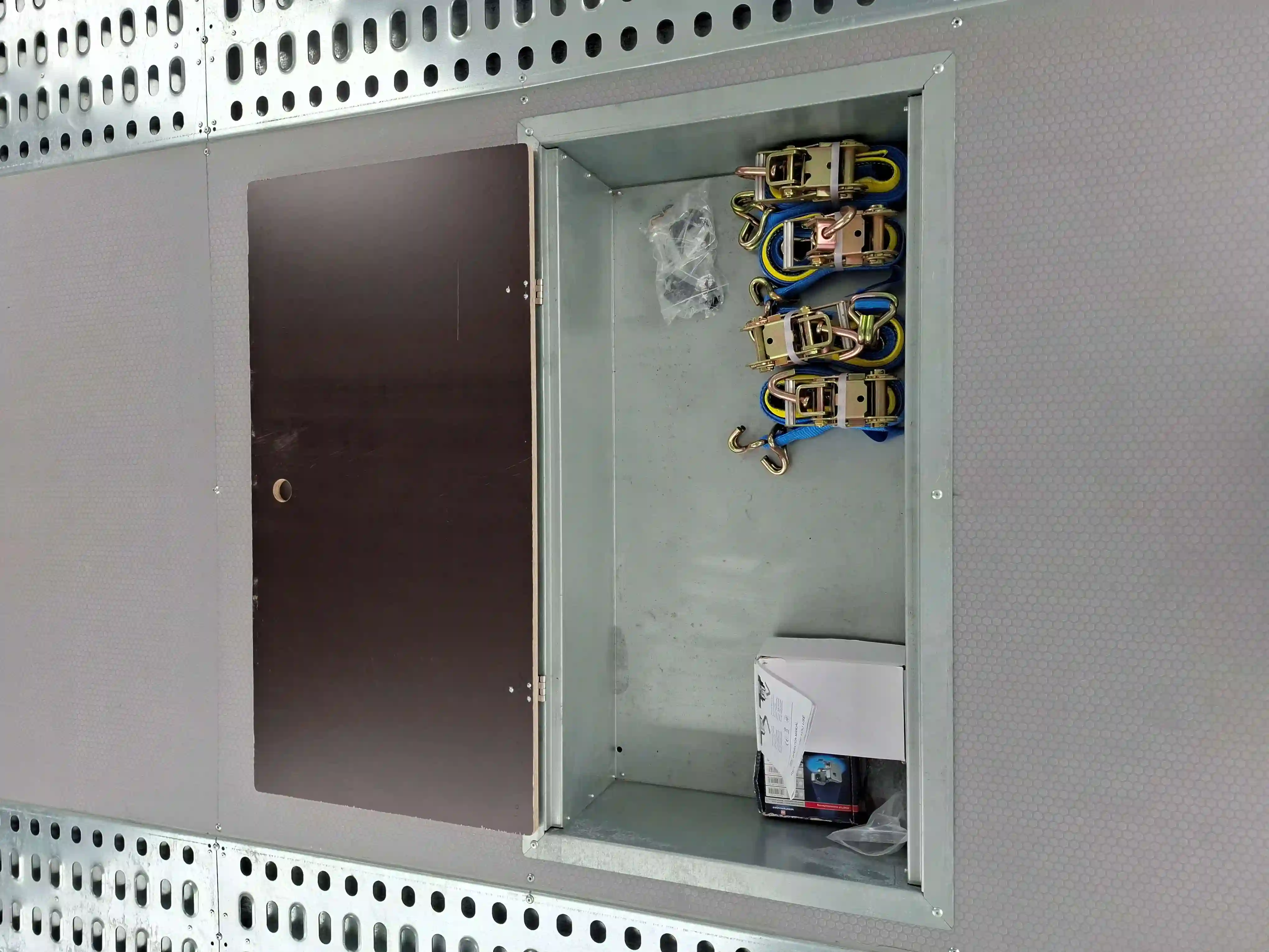 AST-3 gesloten autotransporter Roefs Trailers