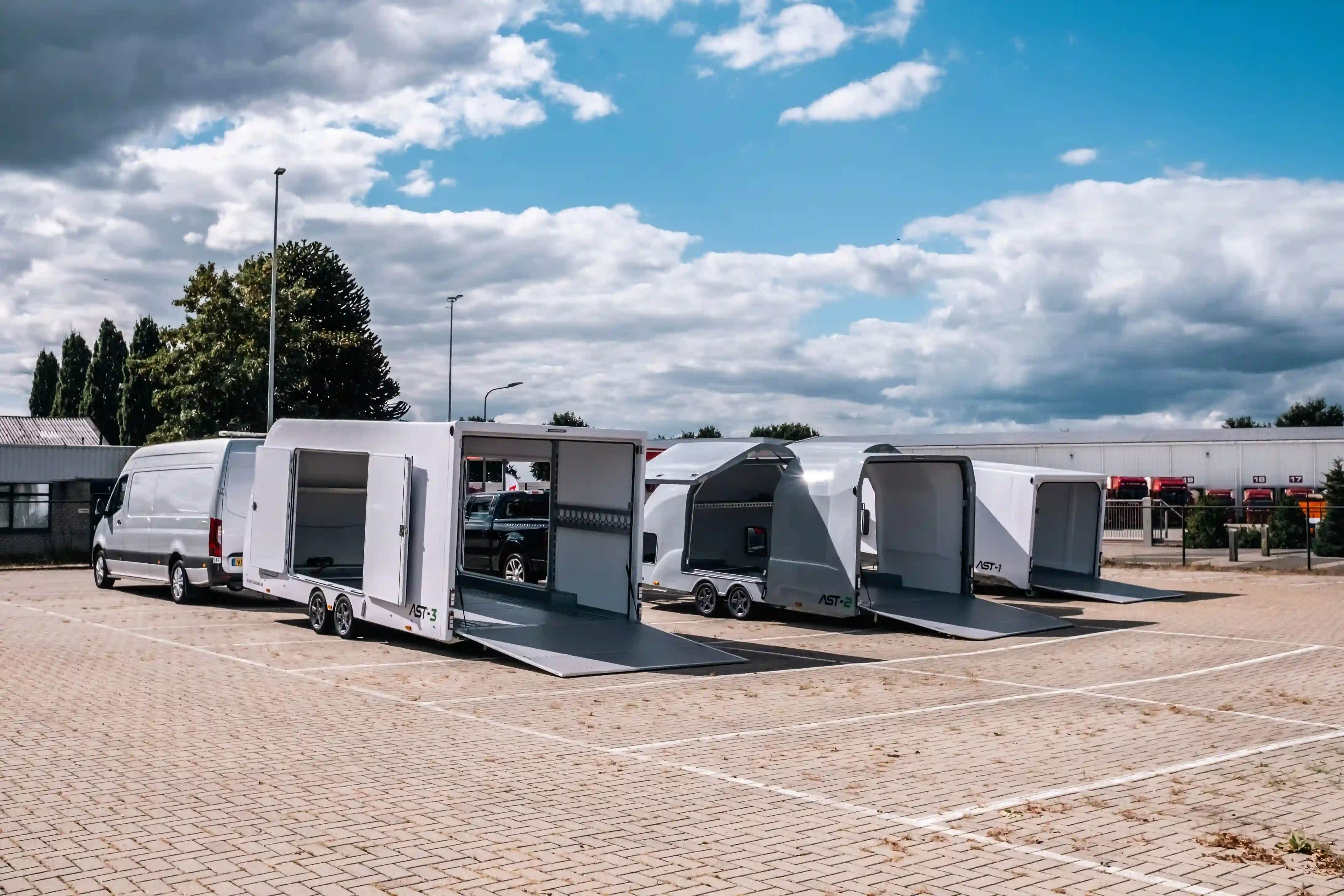 AST-3 trailer met eigenaren Roefs Trailers