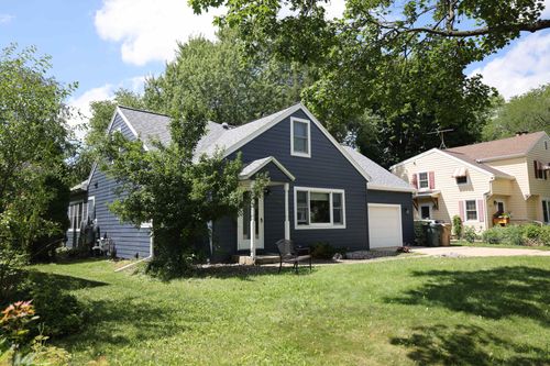 "Discover how to choose the perfect siding color to enhance your home's curb appeal and value with our comprehensive guide."