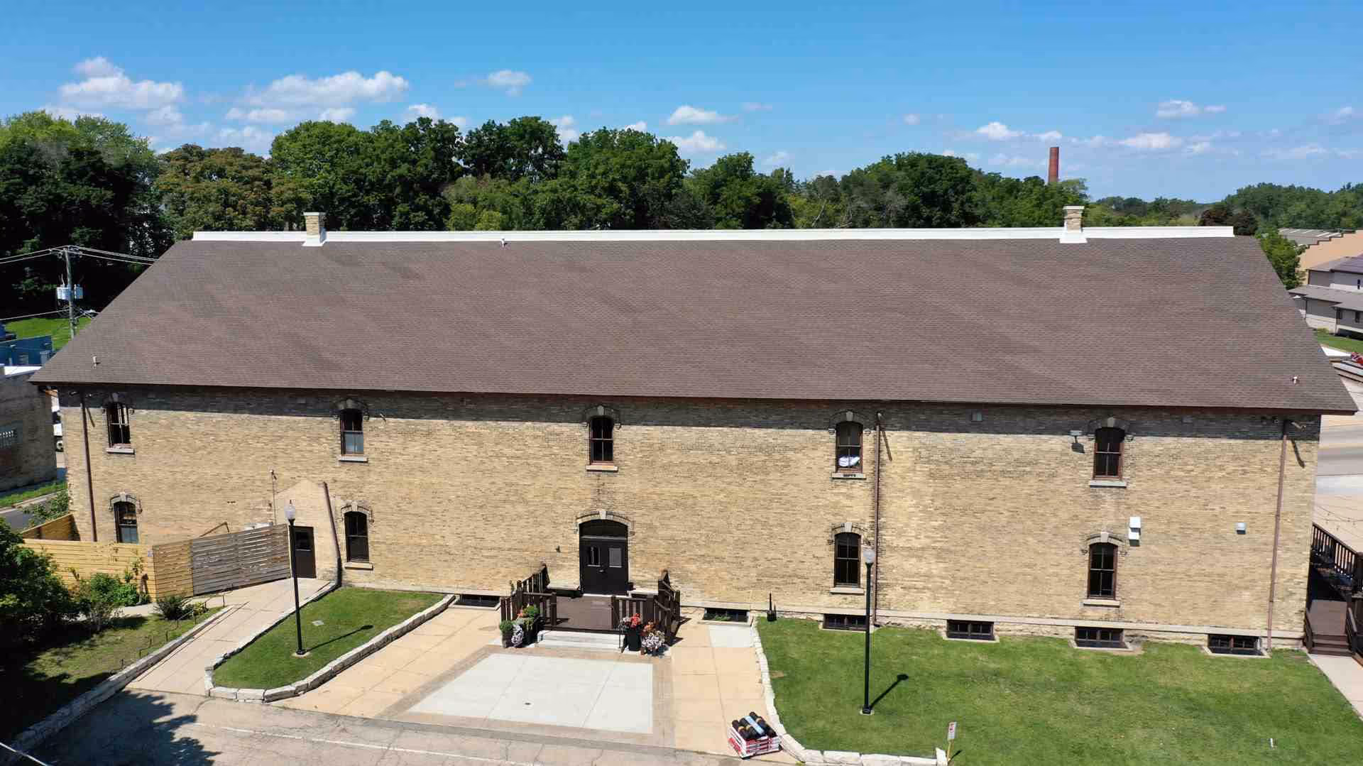 Upgrade your Appleton business with professional window replacement Appleton WI. Enhance energy efficiency, curb appeal & value. Get a free quote!