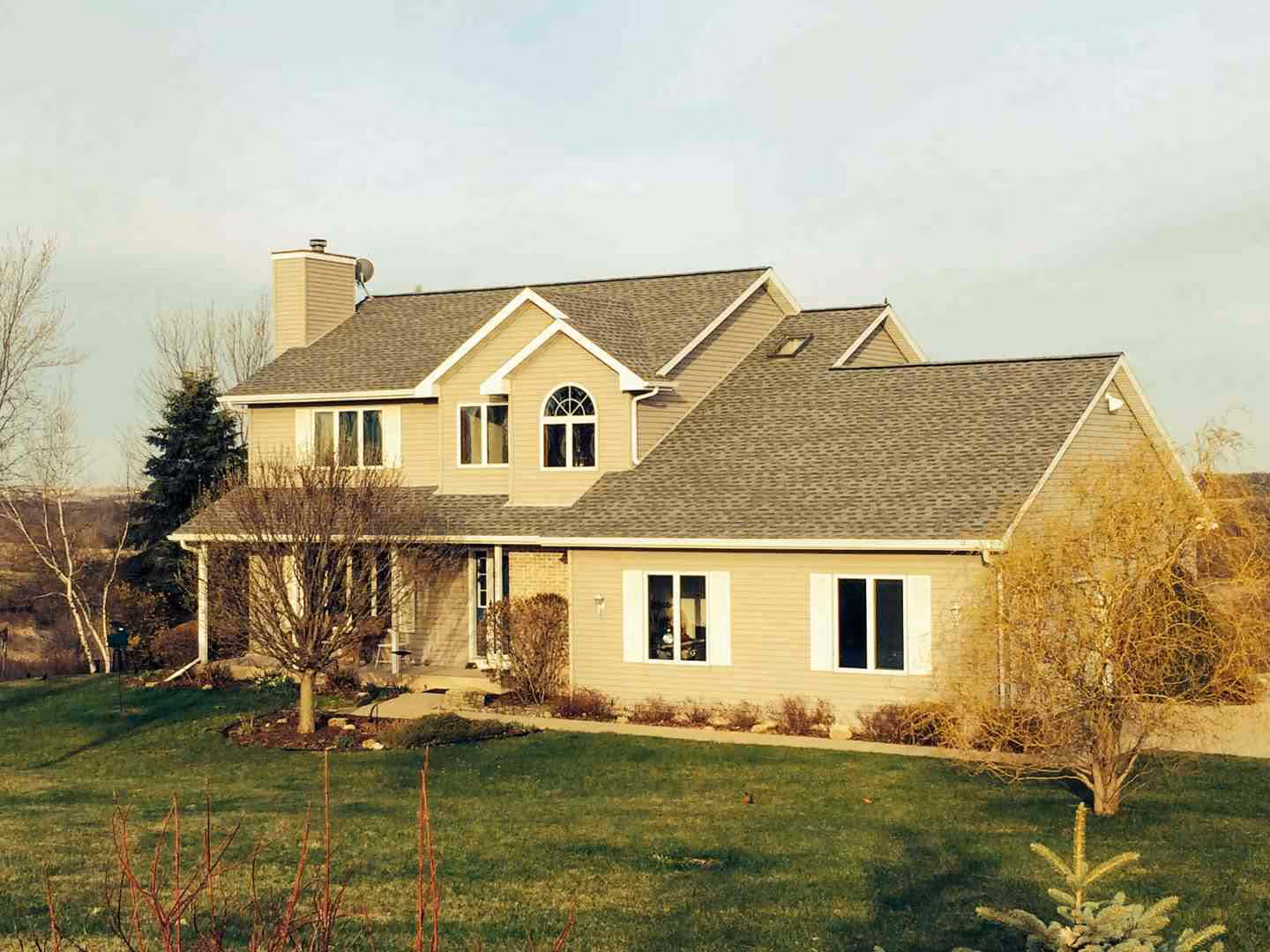 Plan your budget! Understand new roof costs 2025, key factors, and smart savings for your home. Get your free quote today.