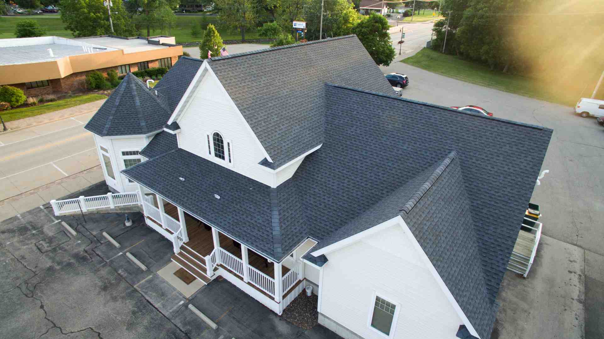 Discover the Cost of tear off and new asphalt roof Appleton: $500–$700/sq, factors, timelines & FAQs for Fox Cities homes. Get your free estimate!