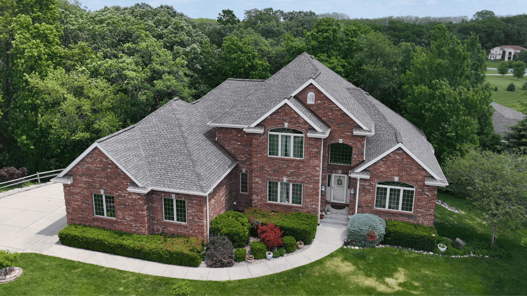 Master insurance claims roofing: File claims, document damage, choose contractors & maximize payouts after storms. Get covered now!