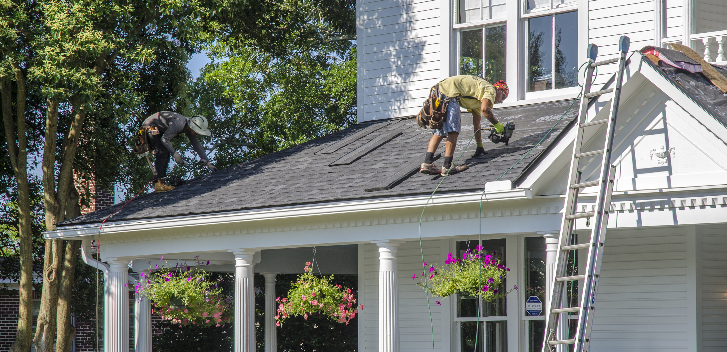 Discover the 10 steps to expert Roofing Des Moines: GAF shingles, warranties, insurance claims & more for Iowa homes. Get your free estimate!