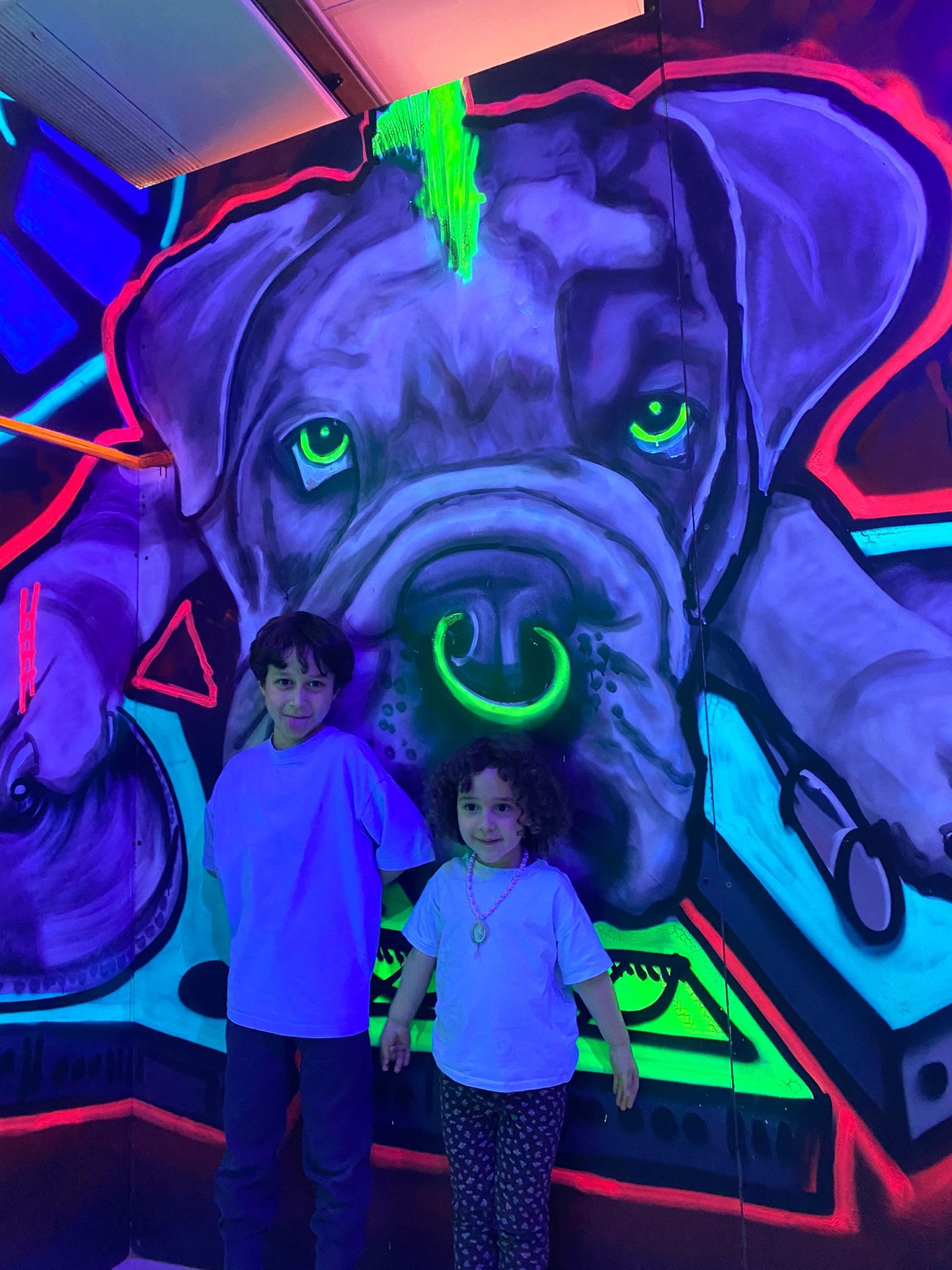 Enfants dans l'exposition Colors Light