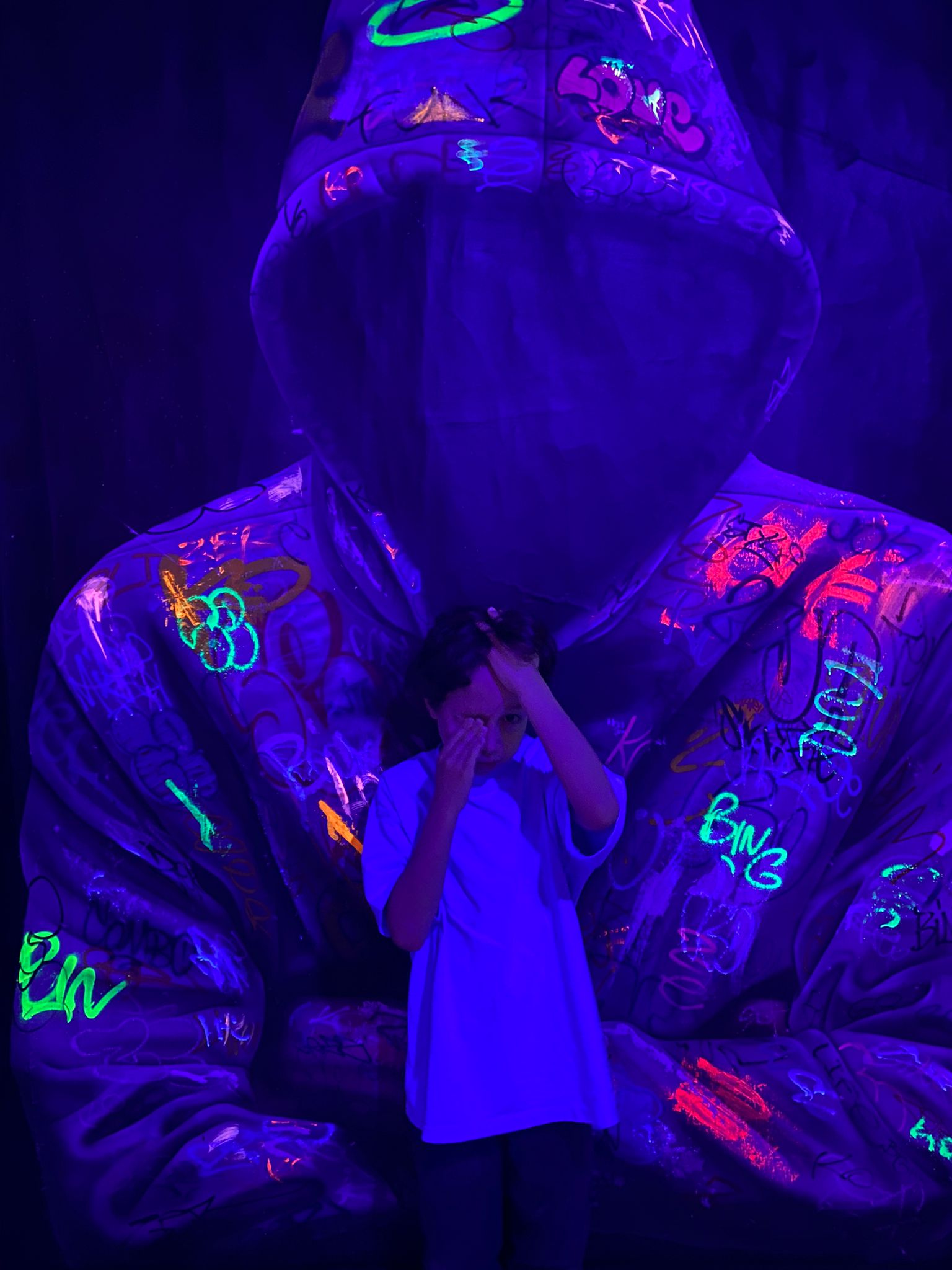 Enfant devant une sculpture graffitée XXL