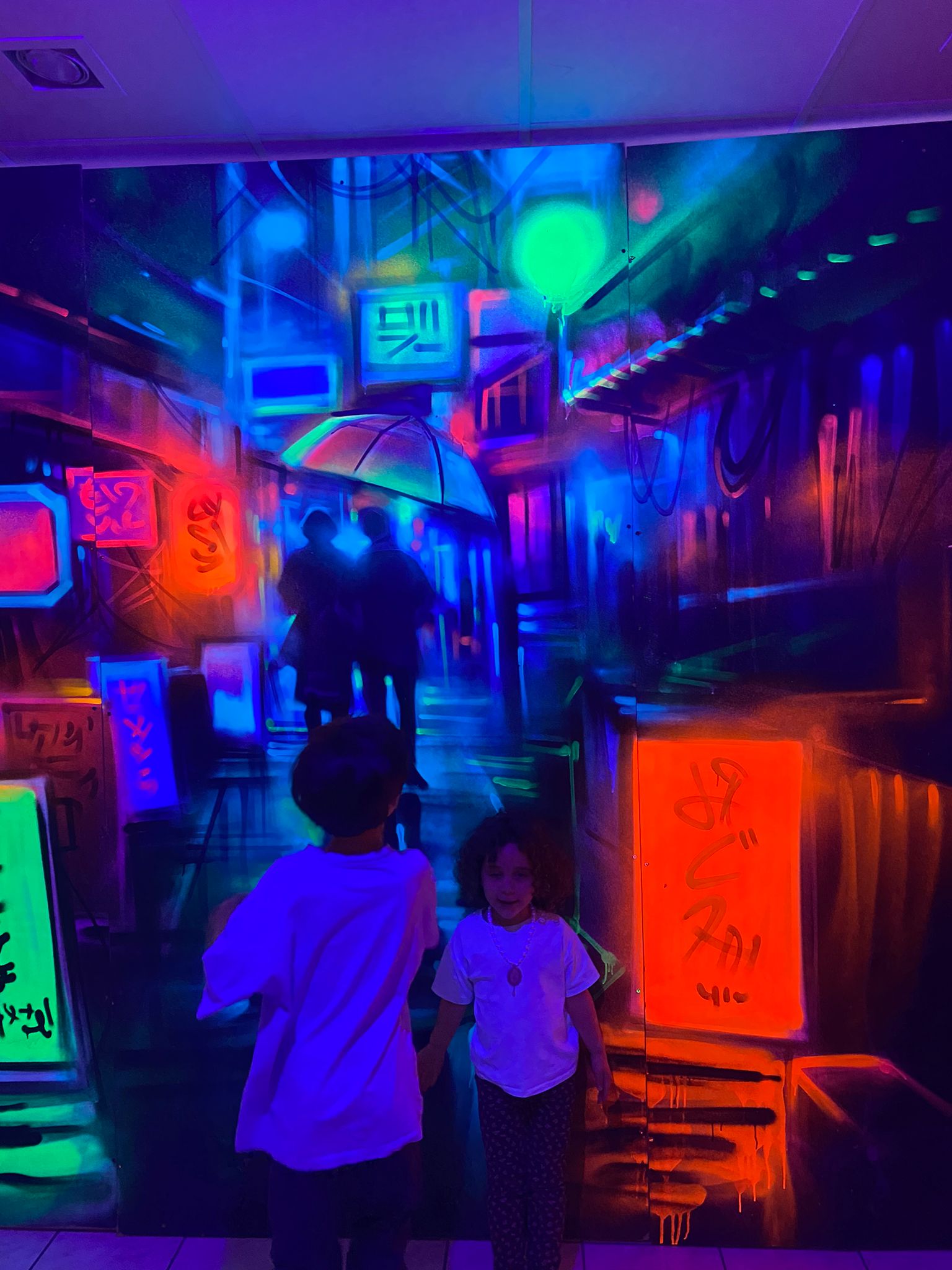 Enfants qui traversent la ruelle cyberpunk néon