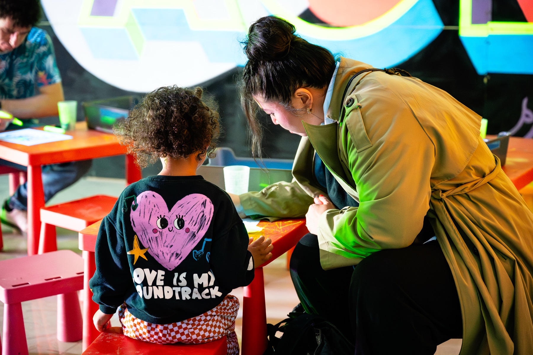 Enfant et parent dans l'espace Colors Kids