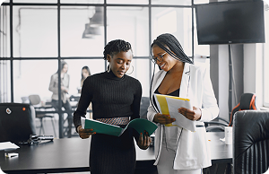 Two businnes women talking to each other