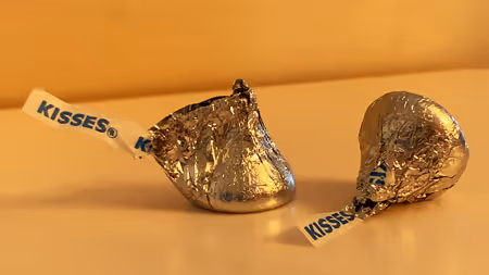 File:Hershey's-Kiss-Wrapped-in-Foil-with-Plume-Sticking-Out.jpg