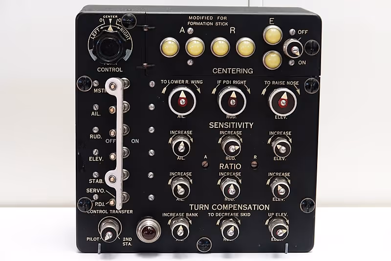 File:Honeywell C-1 Autopilot Control Panel.jpg