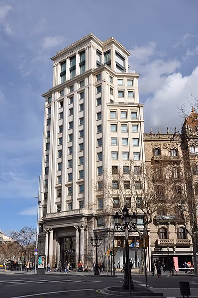 File:Barcelona (Passeig de Gràcia - Gran Via de les Corts Catalanes). Zara Building, formerly “Banco Rural y Mediterráneo”. 1953. Agustí Borrell Sensat, architect (25905793406).jpg