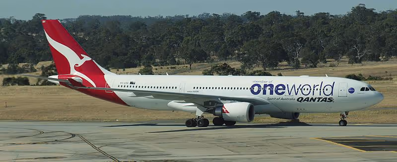 File:Qantas Airbus A330-200 with Oneworld livery.JPG
