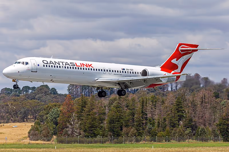 File:QantasLink (VH-YQT) Boeing 717-2BL landing at Canberra Airport (1).jpg